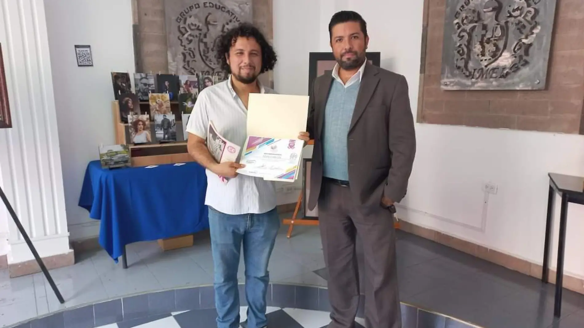 SJR Felipe CAbello con su reconocimiento